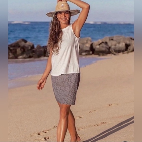 Rip Skirt NWT Hawaii Black Pearl Batik Wrap
Size Large - Picture 8 of 9